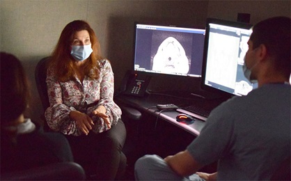 Penn Neuroradiology: Laurie Loevner in reading room with fellow